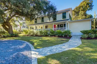 Image de Old Village hideaway with covered porches, grill, alfresco dining & fenced yard