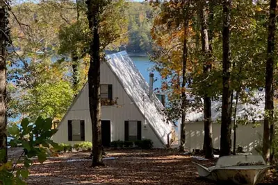 Image de A-Deck With a View. A unique lakeside home on Smith Lake