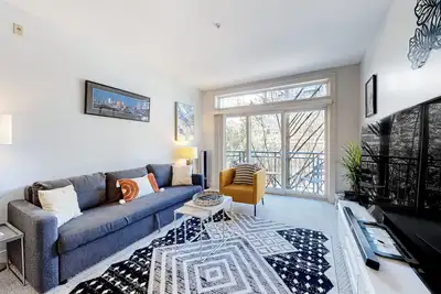 Image de Stylish Belltown Court Gem | Pool, Hot Tub, Sauna, Parking & Rooftop Deck