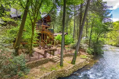 Image de Riverfront cabin with serene views, fireplaces & game room with pool table