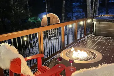Image de Cabernet Chalet-Private*Hot Tub* Sauna*Sir Sam's (discount)
