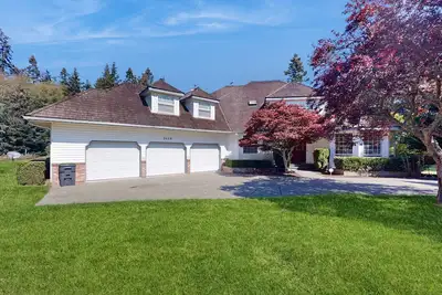 Image de Designer bay-view estate with home office and 400 feet of waterfront