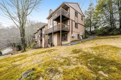 Image de Three-level townhome with WiFi, gas fireplace, foosball, & mountain-view decks