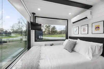 Image de Combo Plate: 2 mins to Lake Conroe! Heated Pool, Stocked Ponds, Cute Pygmy Goats