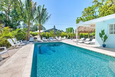 Image de Ultimate Tiki Retreat☀️ 10 Min To Beach~Heated Pool