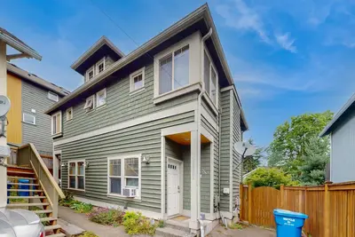 Image de Dog-friendly Westside Escape with fireplace, W/D, fenced yard - 3 miles to beach