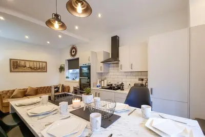 Image de 6 Bedroom, 2 Bathroom, House with Back Patio