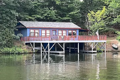 Image de Lake Hamilton cottage: Large deck on lake, with kayaks. 15 minutes from Oaklawn