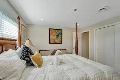 Image de Beautiful Boca Home, spacious Land, Mins To Beach