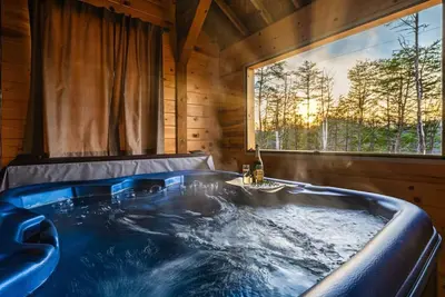 Image de Mountain Views! Close to Dollywood! 2 Game Rooms, Hot Tub, Spacious Family Cabin