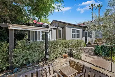 Image de Downtown but secluded cottage