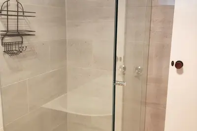 Image de Beautifully renovated 2 bedroom unit – 8 minutes walk from the beach.