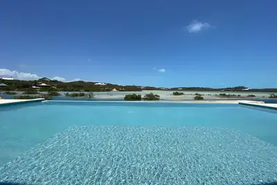 Beautiful modern 4 bedroom villa and pool with stunning views over Turtle Lake
