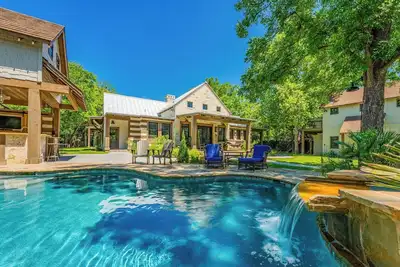 Image de Main House@Lost Creek Lodge. New, Luxury, Pool on Acreage 2blocks from Downtown.