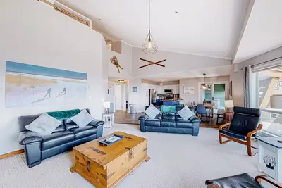 Image de Two-condo oasis with ski-in/ski-out access, mountain views, hot tub