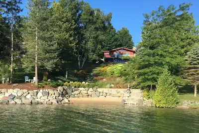 Image de Beautiful sloping view to water's edge on this Lake Charlevoix South Arm escape.