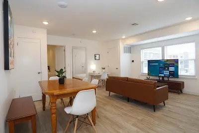 Image de Modern Coastal Chic Retreat w/ Deck -- 604 #2