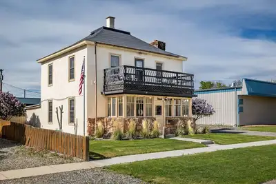 Image de Historic Cody Home w\/ hot tub. Walking distance to down town Cody!