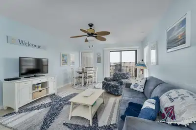 Image de Open and airy Colony by the Sea condo with beach-inspired décor and community amenities