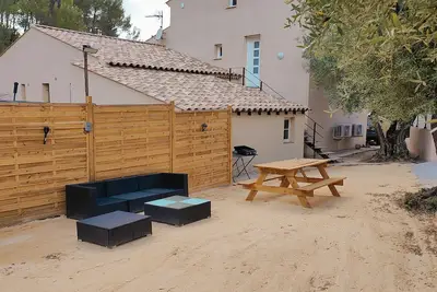 Image de Semi-detached house on 2 levels, 85m², quiet location with garden and air-conditioning. Sleeps 6.