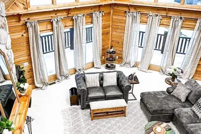 Image de The Lakefront Lodge near Chq Institution