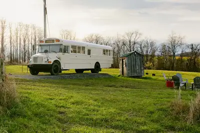 Image de Serene Bus Getaway Amongst Rolling Farm Land