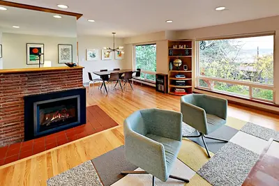 Image de Mid-century modern home with canal & mountain views, & great location
