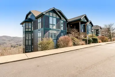 Image de Peaceful mountain getaway with pools, hiking trails & bocce courts