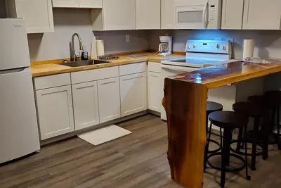 Image de Cozy, clean, lodging located a few minutes walk from Knudson Cove Marina.