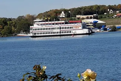 Image de Luxury river front two-bedroom carriage house with private deck and hot tub.