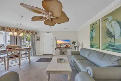 Image de Shorehaven Lakefront & Steps to Beach w Pool