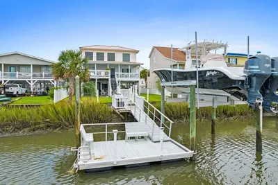 Image de 4 Bedroom! Walk to Beach, Restaurants and Park! Boat Dock! Veiws and Sunsets!