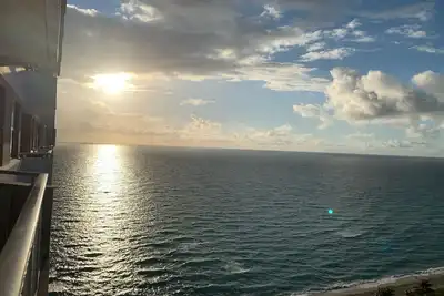 Image de Beautiful Ocean view 2 bedroom/2 Bathroom unit right on the beach
