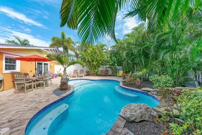 Image de Chiki Tiki West: Eclectic Beach House, Tiki Bar & Pool, 2. 5 Blocks to Beach by Anna Maria Life