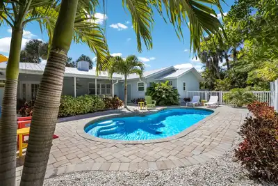 Image de Happy Place: 1. 5 Blocks to Beach, Pool Home, Florida Room by Anna Maria Life Vacation Rentals