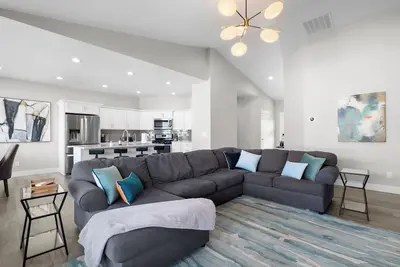 Image de \"A home away from home mixed with a luxury hotel. \" 3 min to canyon, game garage