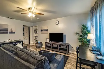 Image de Luxe 2b Home in Carmichael | Netflix | Work Desk