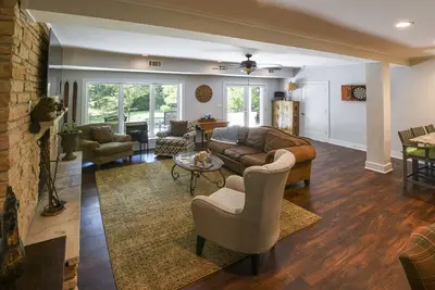 Image de Walking distance to the grove! . 08 of a mile!