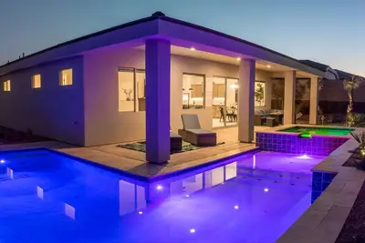 Image de Chill, Grill & Putt the Day Away in Your Private Poolside Oasis!