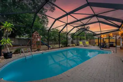 Image de 3br/2ba Pet & Kid-Friendly Oasis w Heated Pool, Swingset, Game Rm, Near Beach