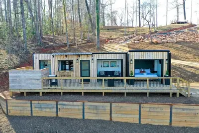 Image de The Hive · Luxe Shipping Container w/ King on Lakefront Farm