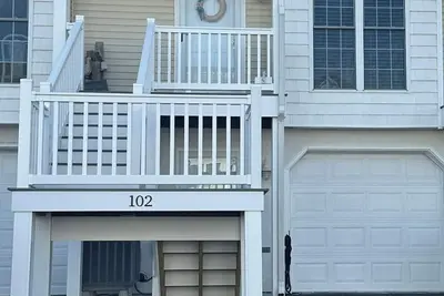 Image de Bay Front Townhouse w/ Three Master Suites Amazing Water Views Pool/Parking