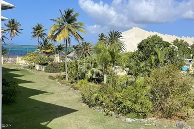 Island Carribean Getaway! 1 King bed! 2br/2ba Condo with beach access and pool!