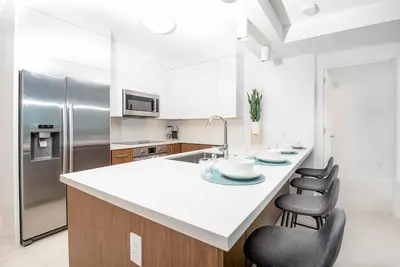 Upscale 2 bedroom with parking in Ala Moana