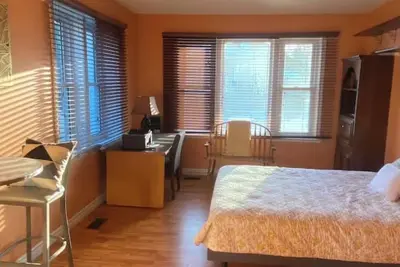 Image de Unit B- Century Home  on Trent River\n\n2-Bedroom with  private patio and garden