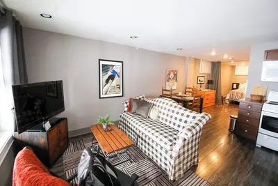 Image de Cozy Lakeside Apartment - 5 Min Walk to Downtown!
