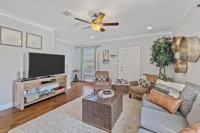 Image de Modern 3 Br townhouse close to lake and downtown