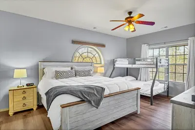 Image de Wow! New walk in condo, no stairs w/ 3 pools next to Sdc!