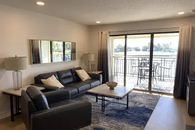 Image de Luxury 2 Bdrm Condo in Gated Golf Course Community ~ Water/Golf Course views