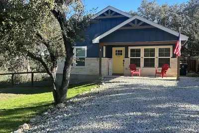Image de Relaxing 3 bed lake house steps from Canyon Lake